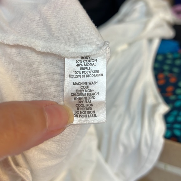 LITTLE WHITE TEE T TOP SHIRT VGUC XS V NECK RUFFLE CREAM OFF - Picture 5 of 6